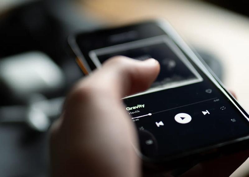 Interface d’écoute web radio pop moderne avec playlist